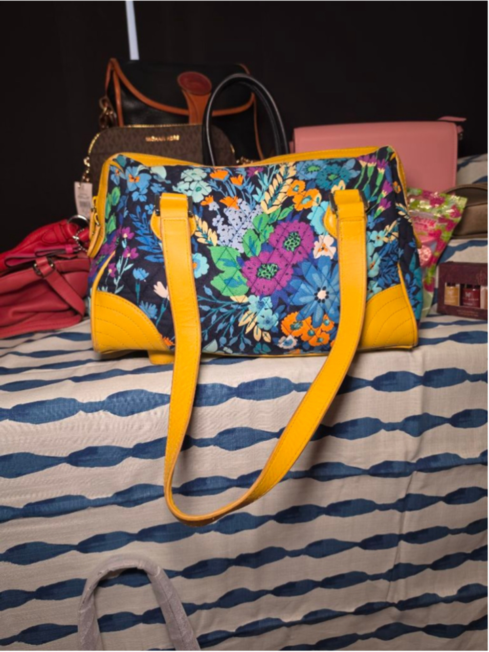 Women's Vera Bradley Floral Navy Yellow Shoulder Bag One Size - Picture 2 of 2